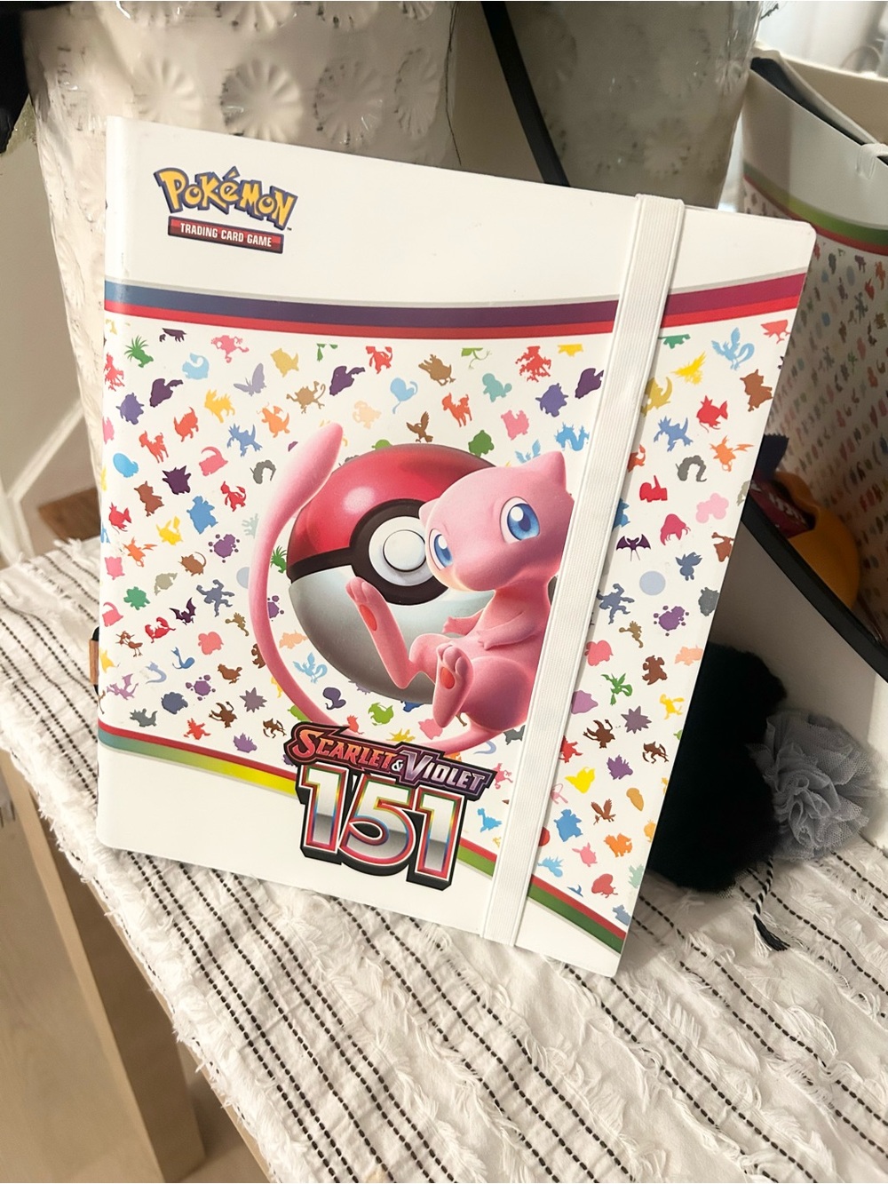 Pokémon TCG Scarlet & Violet 151 Mew Poké Ball 9 Pocket Card Binder